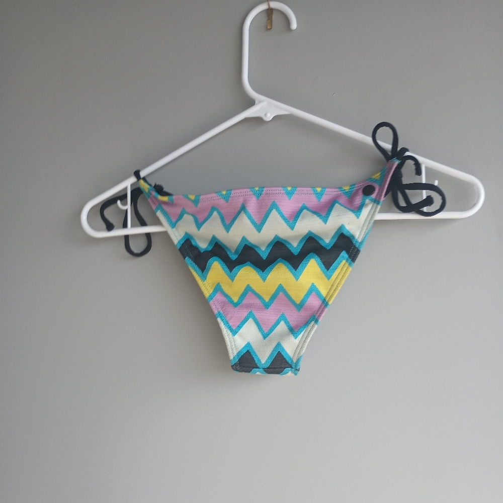 Volcom - Picture 2 of 5